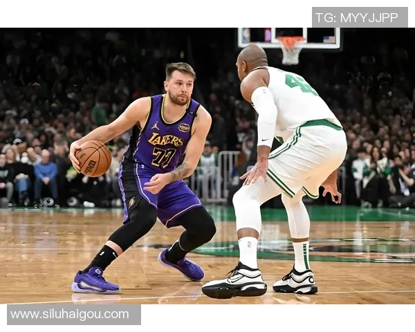 开拓者主场失利，湖人取得两连胜，续写传奇